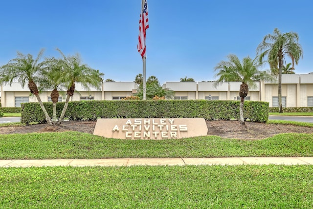 view of home's community featuring a lawn