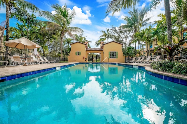 4576 Mediterranean Ct, Palm Beach Gardens, FL 33418 - community pool featuring a patio area and fence