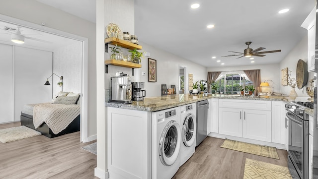 laundry area with light hardwood / wood-style floors, sink, washing machine and dryer, and ceiling fan