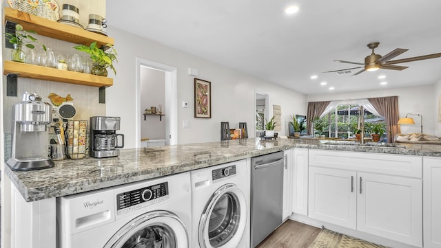 laundry room featuring ceiling fan, sink, washing machine and dryer, and light wood-type flooring