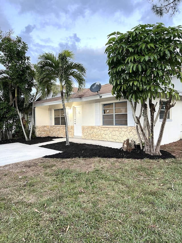 view of front of property featuring a front lawn