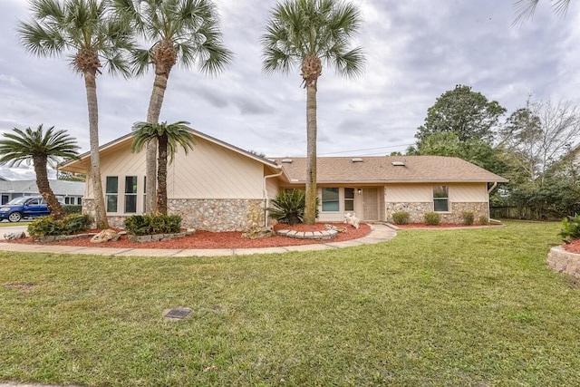 view of front of house featuring a front lawn