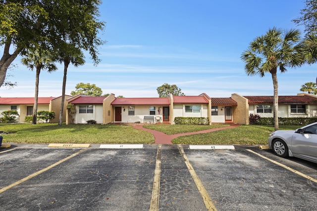 single story home with a front yard