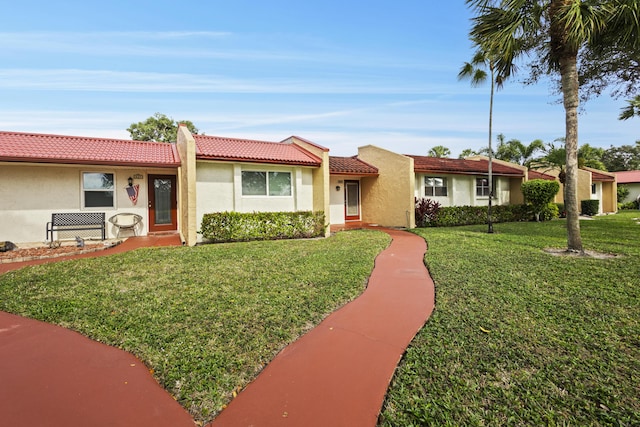 view of front facade featuring a front lawn