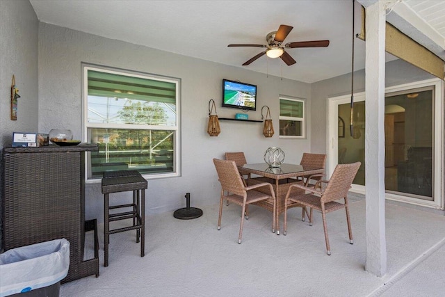 sunroom with ceiling fan