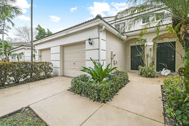 view of front facade featuring a garage