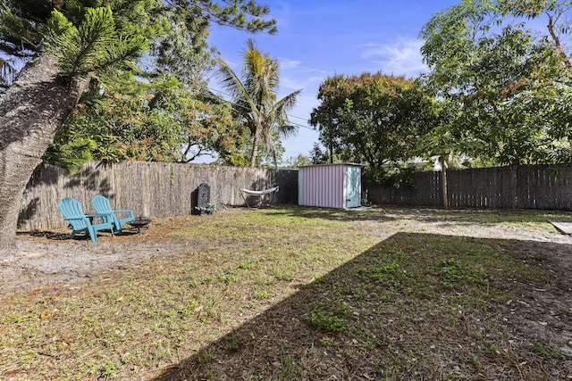 view of yard with a shed