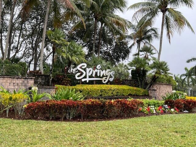 community sign featuring a yard