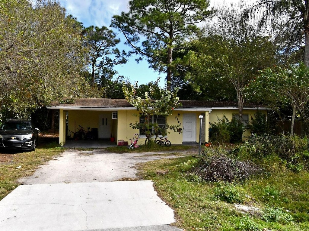 view of front of property featuring a carport