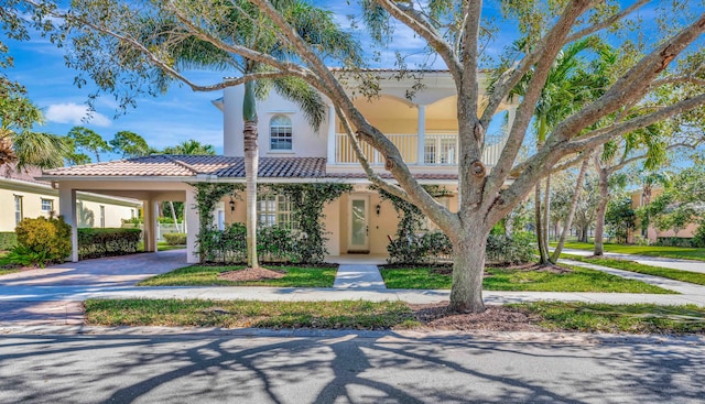 view of front of property featuring a carport