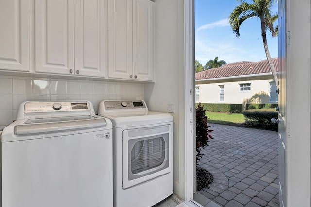 laundry room with cabinets and independent washer and dryer