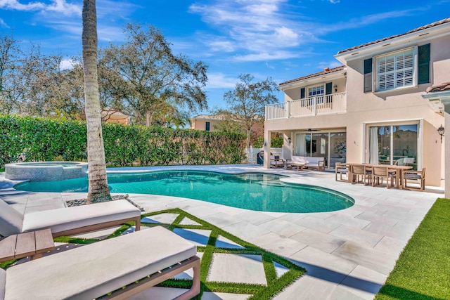 view of pool with an in ground hot tub, ceiling fan, and a patio area