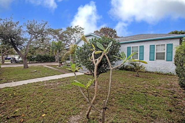 view of front of home featuring a front yard