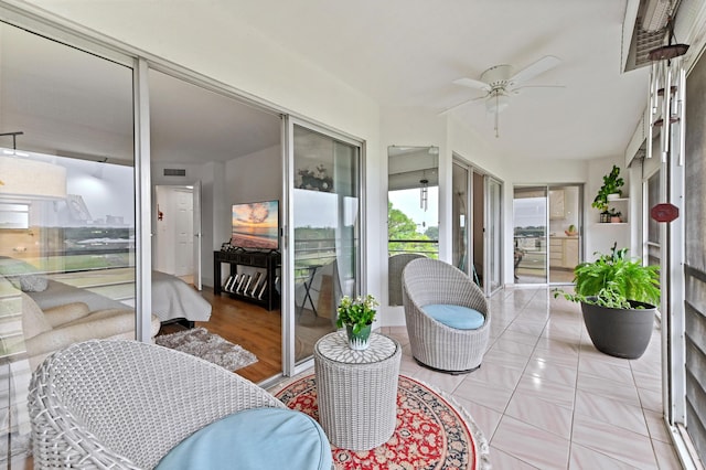 sunroom with ceiling fan