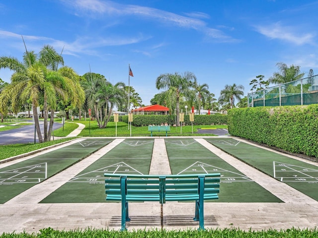 view of property's community featuring a lawn