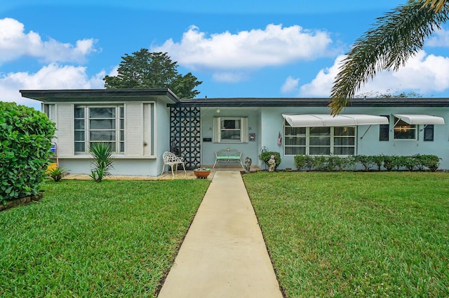 single story home with a front yard