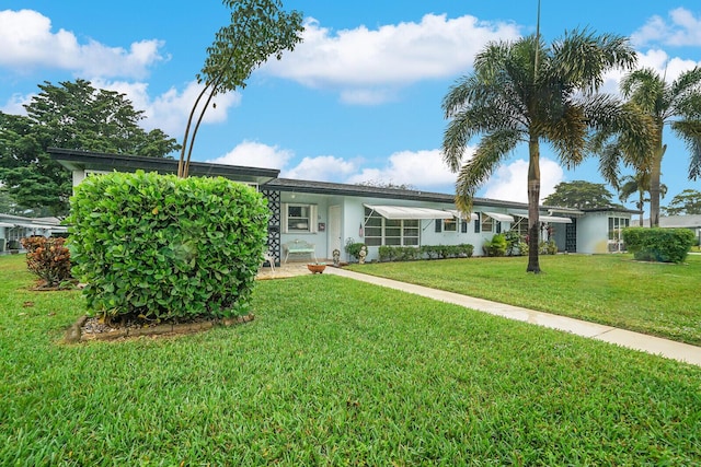 single story home featuring a front lawn