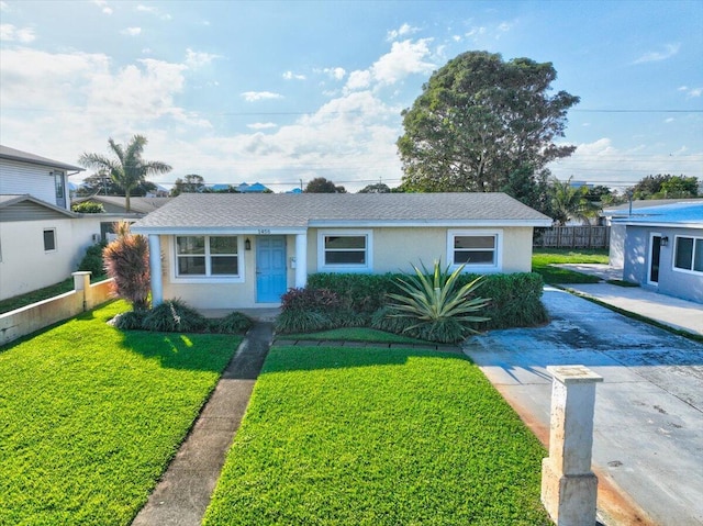 view of front of property featuring a front lawn