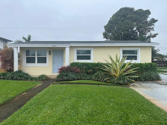 view of front of house featuring a front yard