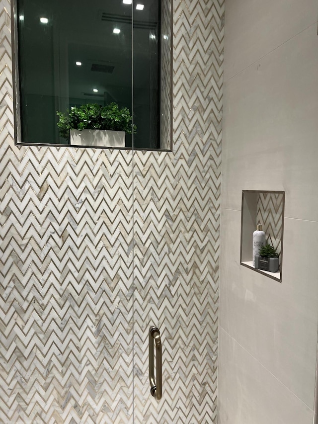 interior details with visible vents and tiled shower