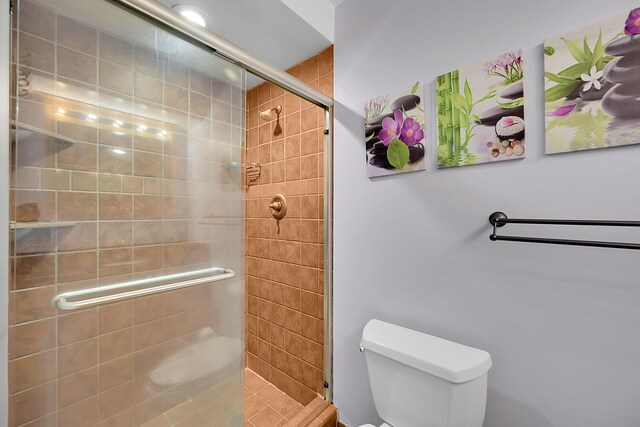 602 SE 6th Ave, Deerfield Beach, FL 33441 - bathroom with a shower with door and toilet