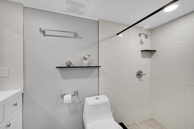 602 SE 6th Ave, Deerfield Beach, FL 33441 - bathroom with vanity, tiled shower, and toilet