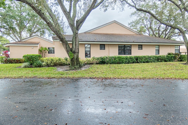 single story home featuring a front yard