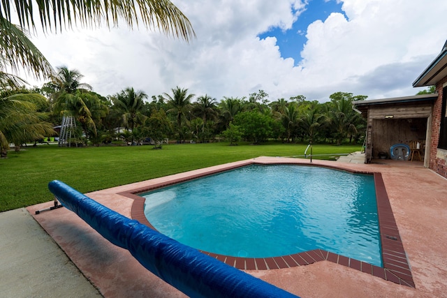 view of pool featuring a yard