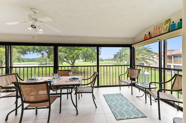 sunroom with ceiling fan