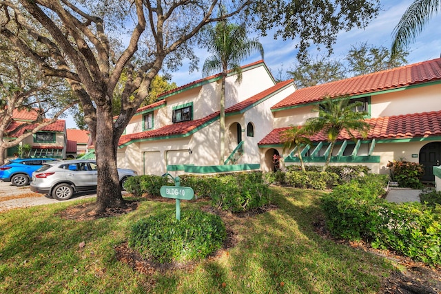 view of front of house featuring a front lawn