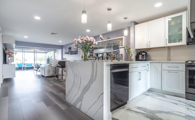 kitchen with white cabinets, decorative light fixtures, kitchen peninsula, backsplash, and electric stove