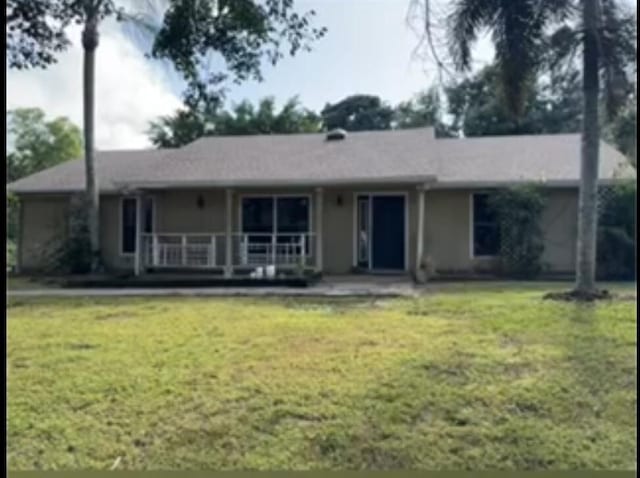 single story home with a front lawn