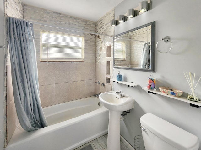 bathroom featuring plenty of natural light, toilet, and shower / bath combo