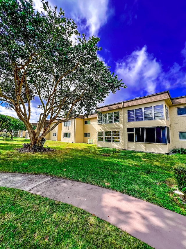 view of front of house with a front lawn