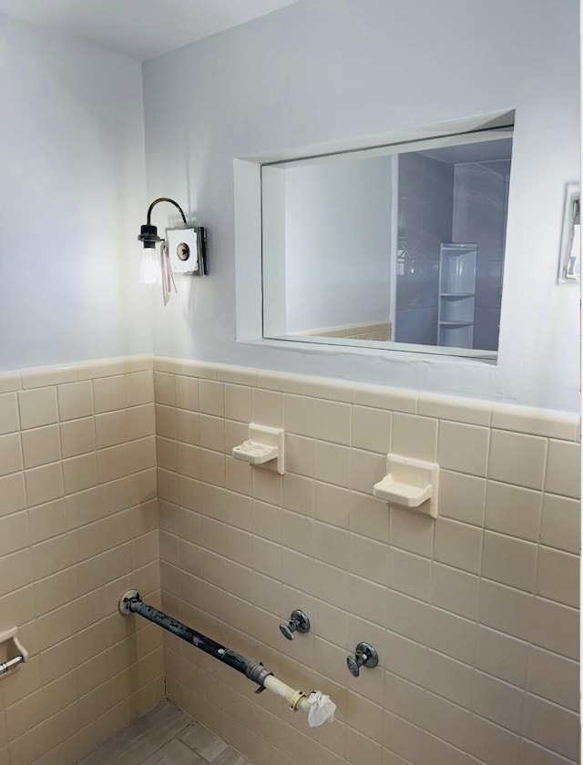 bathroom featuring tile walls