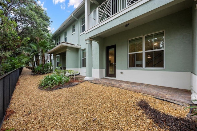 view of yard featuring a balcony