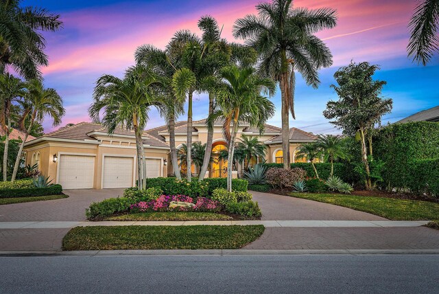 view of front of home featuring a lawn