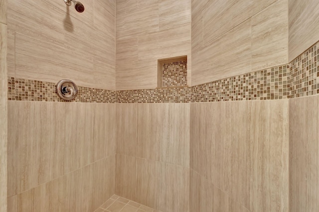 bathroom featuring a tile shower