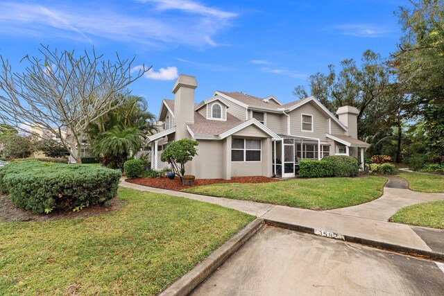 view of front of property featuring a front yard