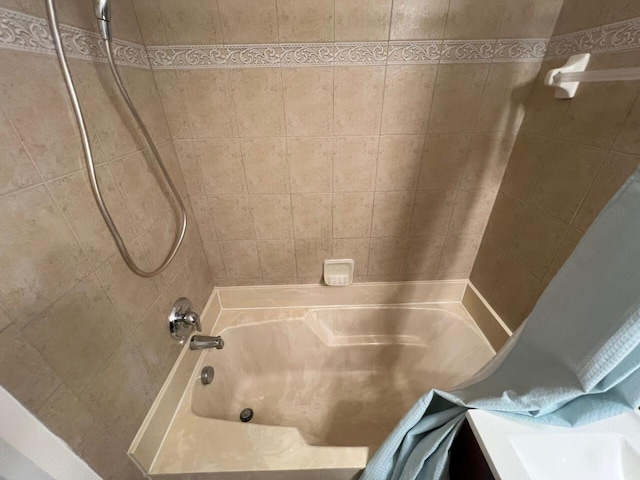 bathroom with shower / tub combination