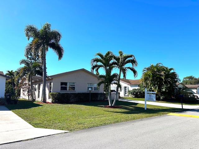 view of front of house featuring a front lawn