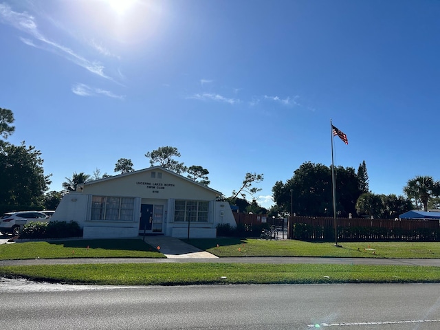 view of front of home featuring a front yard