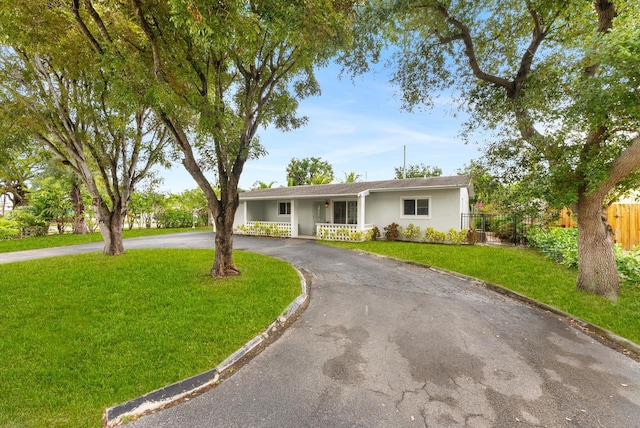 single story home featuring a front yard