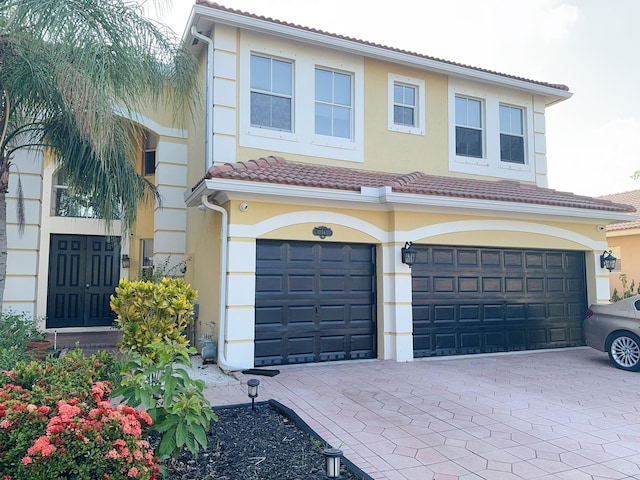 view of front facade featuring a garage