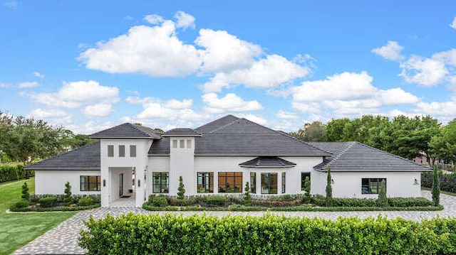 view of front of property with a front yard