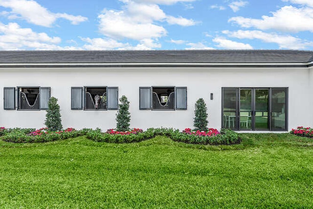 back of house featuring a lawn