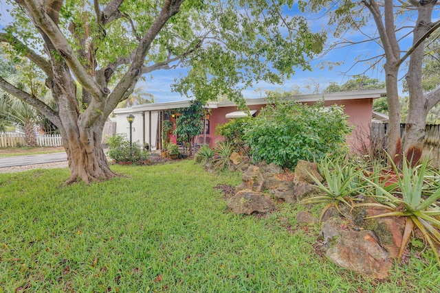 view of front of property with a front yard