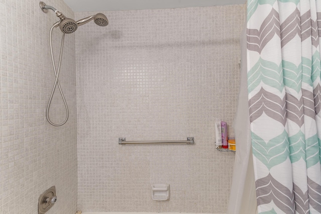 bathroom with shower / bath combo