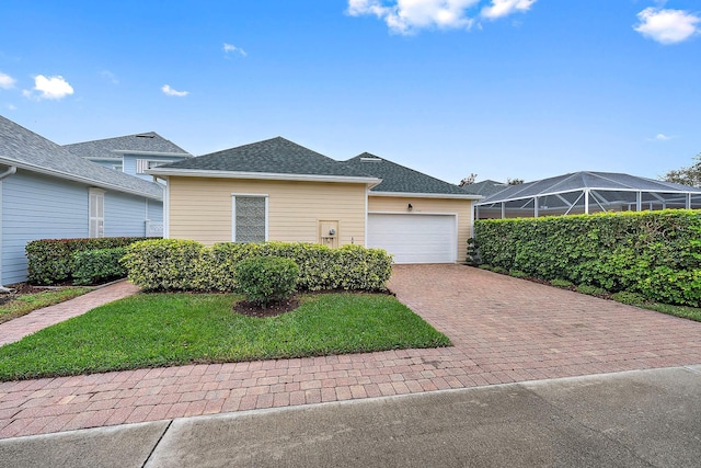 view of front of home featuring a garage and a front yard