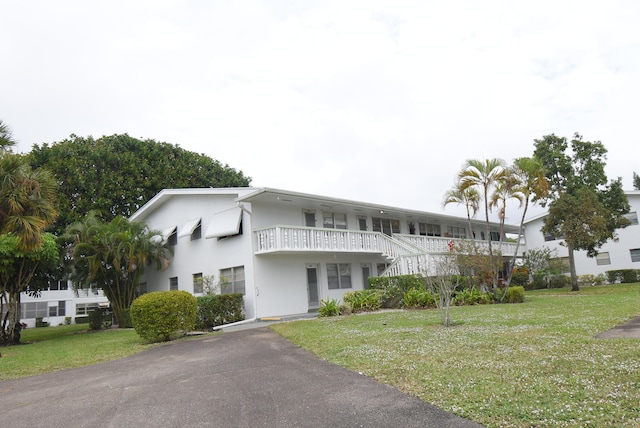 view of front of property featuring a front yard